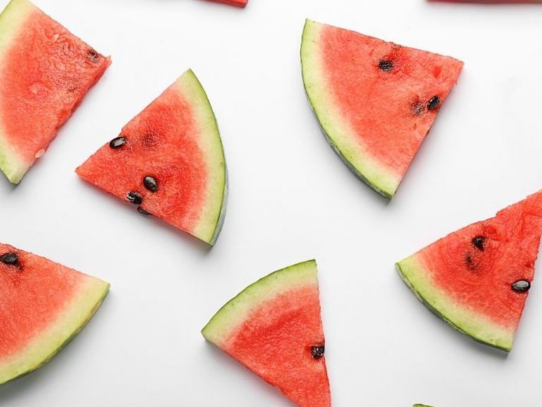how to cut a watermelon how to pick a watermelon how to pick a good watermelon what is watermelon sugar about how many carbs in watermelon